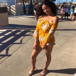 Off the Shoulders Short Floral Romper 🌺